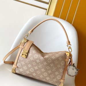 p720 This LV Travels With Side Trunk Large handbag showcases the collaborative creativity between the brand and fashion icon and artist Grace Coddington, paying tribute to the former Creative Director of American Vogue's love for pets. The bag features a distinctive Meowgram pattern, with a removable cat-shaped charm adding a playful touch, while the iconic S-lock clasp subtly references the brand's heritage.Dimensions: 20 x 10 x 30 cm (Height x Width x Length)